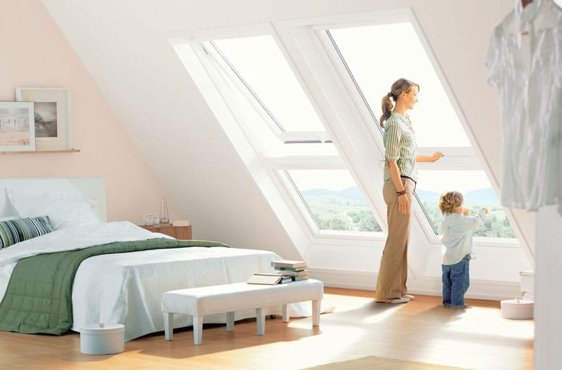 Große Fenster bringen Licht in die Dachwohnung. Foto: Velux