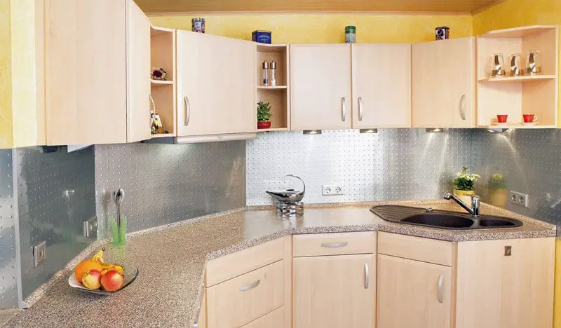 Küchenrückwand aus Edelstahl-Dekorplatten