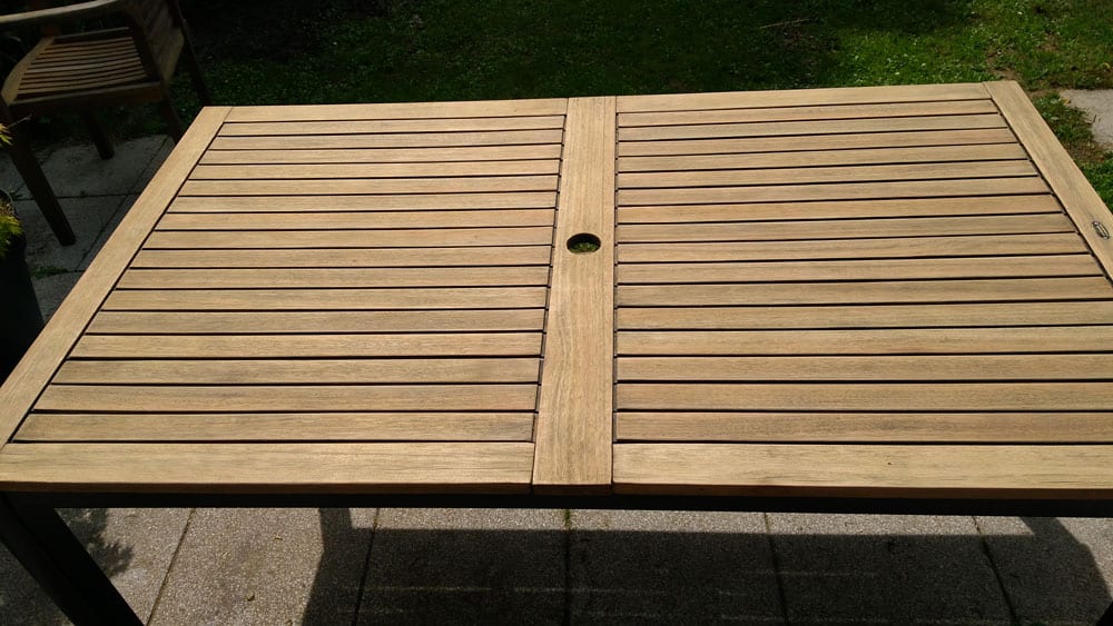 abgeschliffener gartentisch