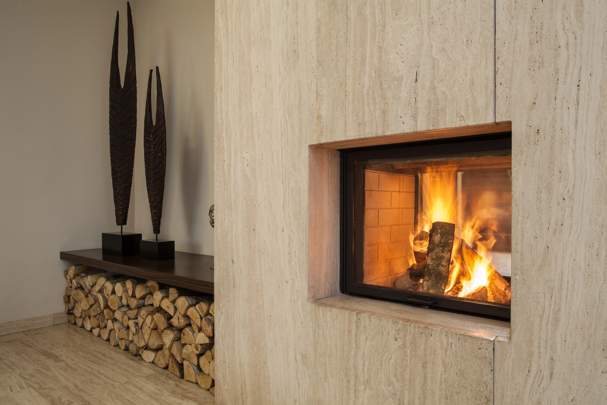 Kaminofen mit brennendem Feuer