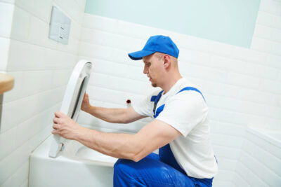 WC-Sitz montieren: So tauschen Sie den Toilettendeckel richtig aus wc-sitz-montieren
