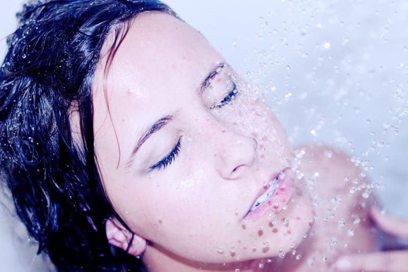 Frau unter der Dusche
