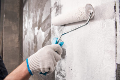 Beton streichen: Welche Farbe hält auf Wänden und Böden? man-painting-wall-Depositphotos_150436828_L