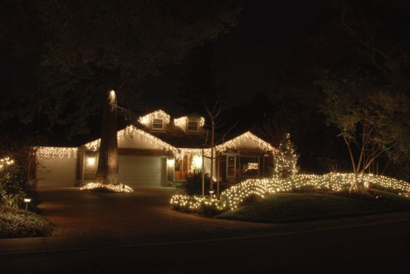 Weihnachtliche Hausbeleuchtung