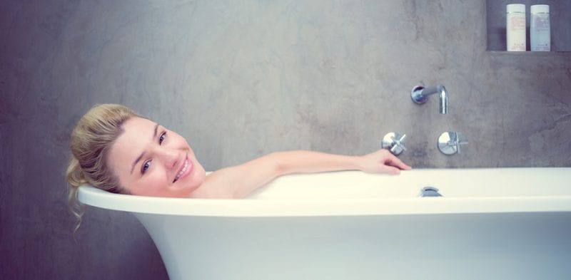 Frau in der Badewanne