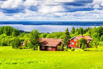 Nordisch schick: Holzhaus in Schwedenrot anstreichen