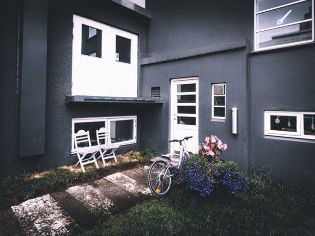 Abbildung 1: Das eigene Fahrrad am Haus richtig abstellen - welche Möglichkeiten existieren. Bildquelle: @ John Salvino / Unsplash.com