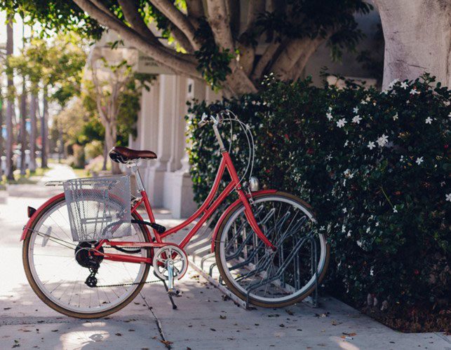 Abbildung 2:Ein Fahrradständer ist im Sommer oder zwischendurch eine gute Lösung - im Winter sollte das Fahrrad jedoch vor der Witterung geschützt werden. Bildquelle: @ Dakota Corbin / Unsplash.com