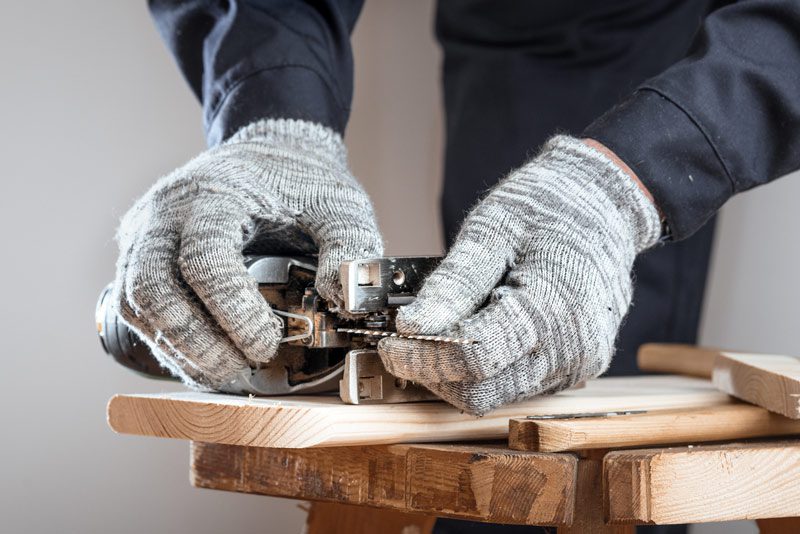 Sägen mit Handschuhe