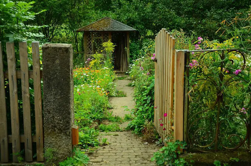 In vielen Bundesländern ist bereits eine kleine Gartenhütte genehmigungspflichtig.