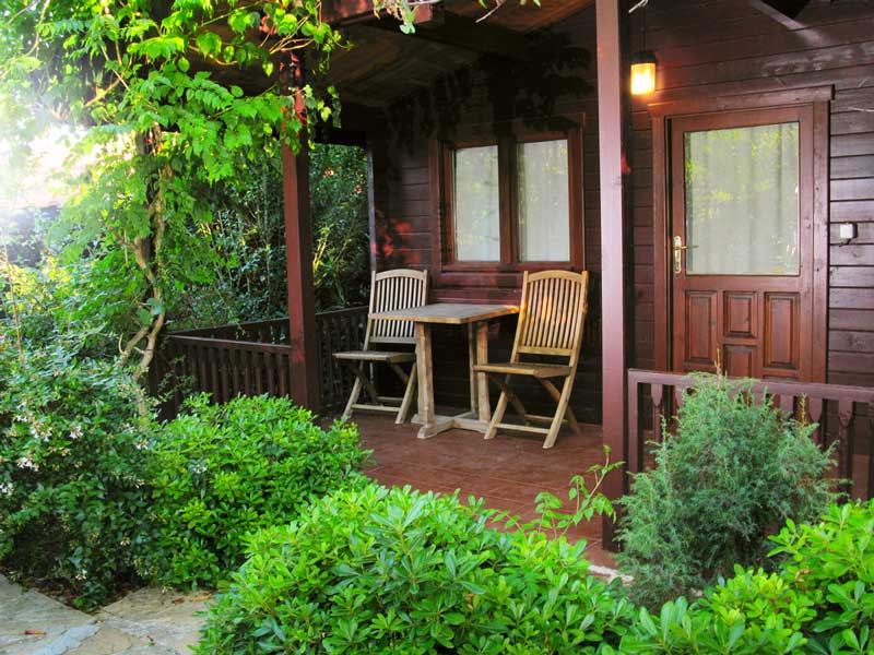Gartenhütte mit Sitzplatz