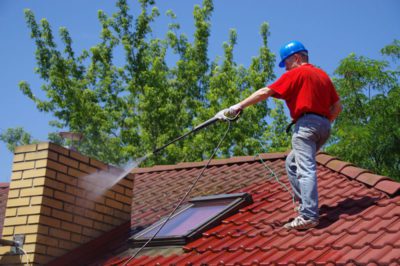 Reinigung von Dächern, Dachrinnen und Dachterrassen – so funktioniert es
