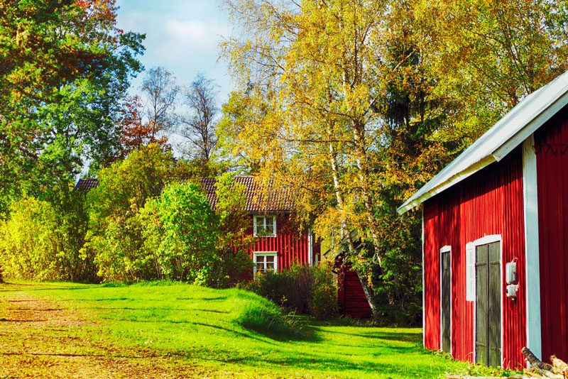 Typisch skandinavische Häuser in Schwedenrot