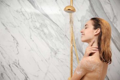 Duschrückwand: Duschen fugenlos verkleiden