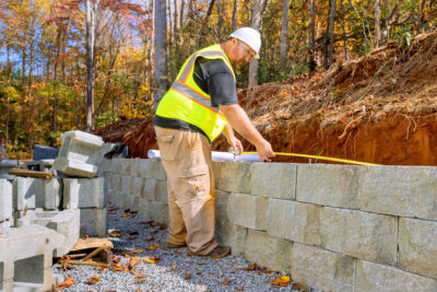 Hangbefestigung im Garten: Wann Pflanzen reichen und wann eine Mauer nötig ist stuetzmauer-bauen