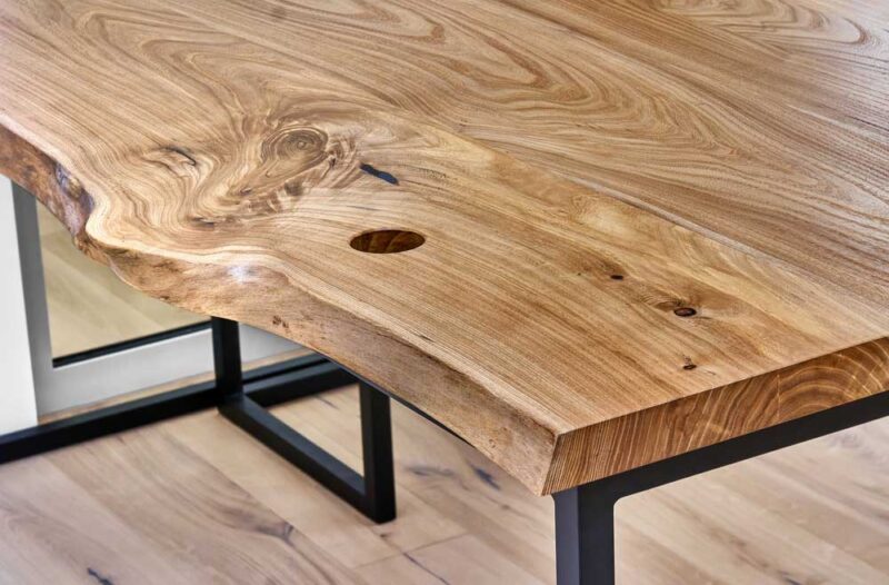 Tischplatte mit Baumkante