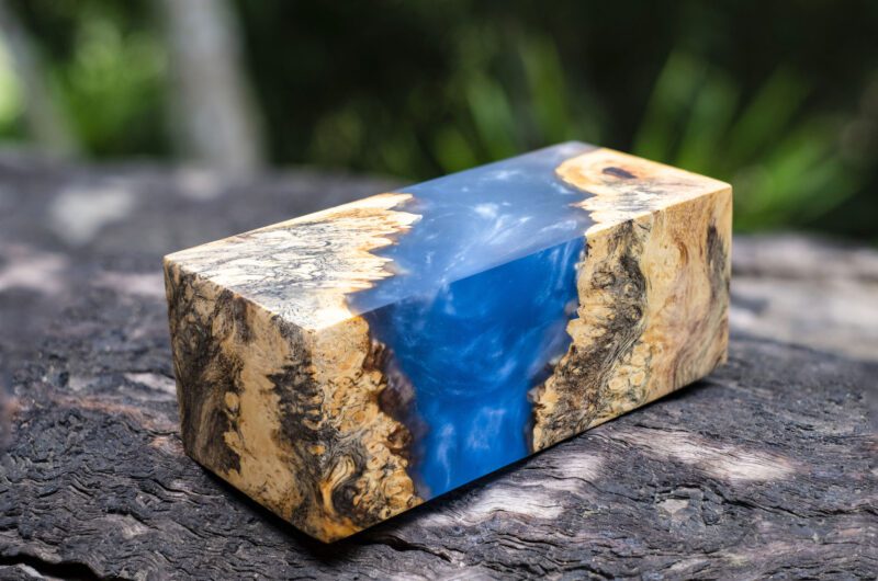 Kubus aus Epoxidharz und Holz