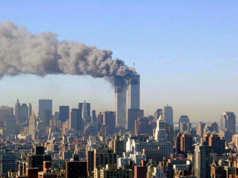 Die beiden Türme des World Trade Centers kurz nach dem Einschlag der Flugzeuge