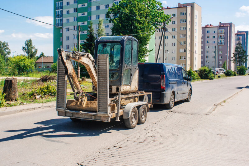 Minibagger auf dem Anh&auml;nger