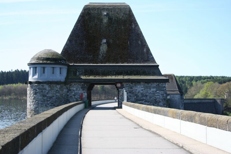 Blick von der Mauerkrone der M&ouml;hnetalsperre auf einen der markanten Schiebert&uuml;rme 