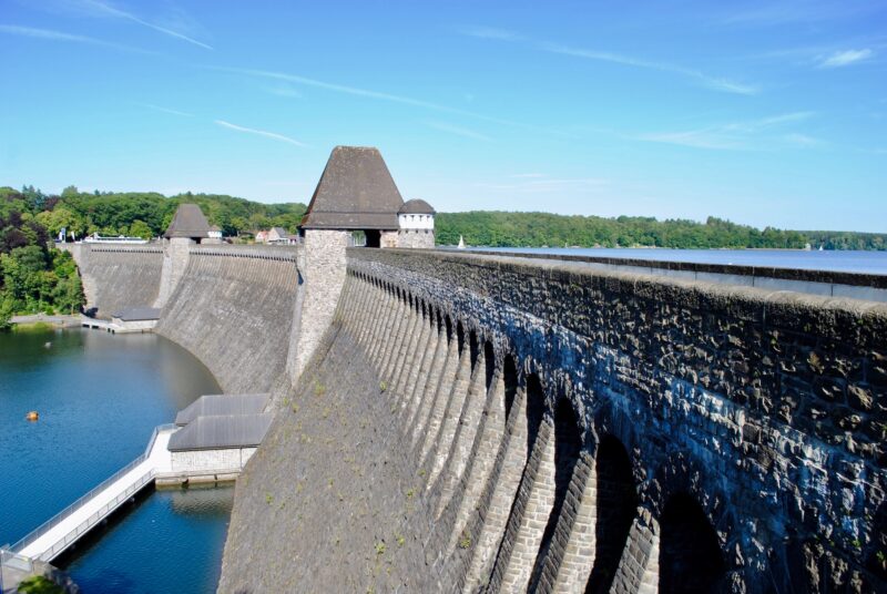 Blick entlang der M&ouml;hnetalsperre