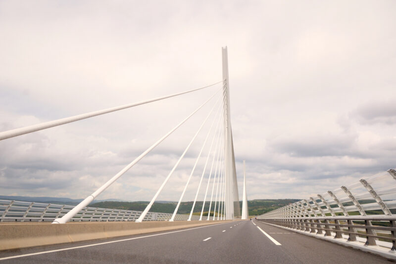 Das Millaut-Viadukt aus dem Auto heraus fotografiert