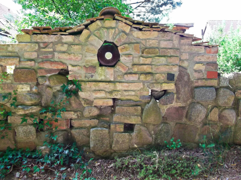 Ruinenmauer aus alten Klinkern