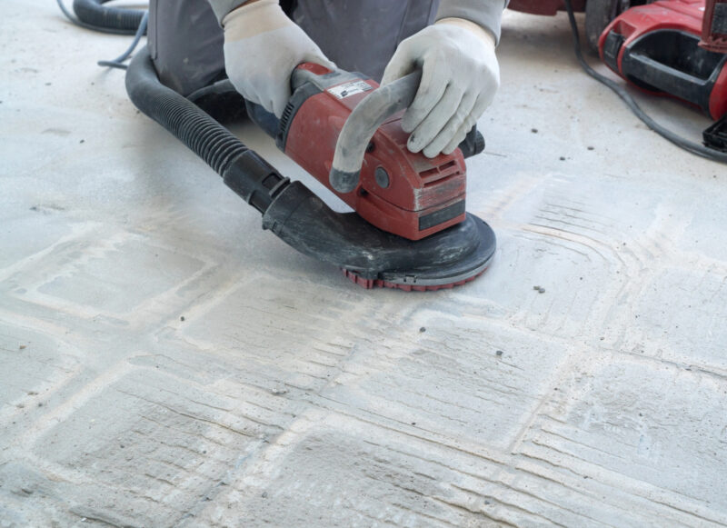 Boden abschleifen mit Betonschleifer