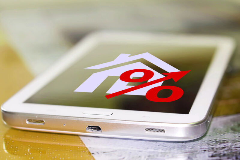 auf einem Handy sind ein Haus-Icon und ein Prozentzeichen zu sehen