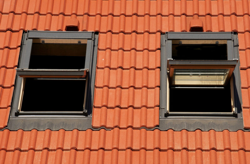 zwei geöffnete Dachfenster