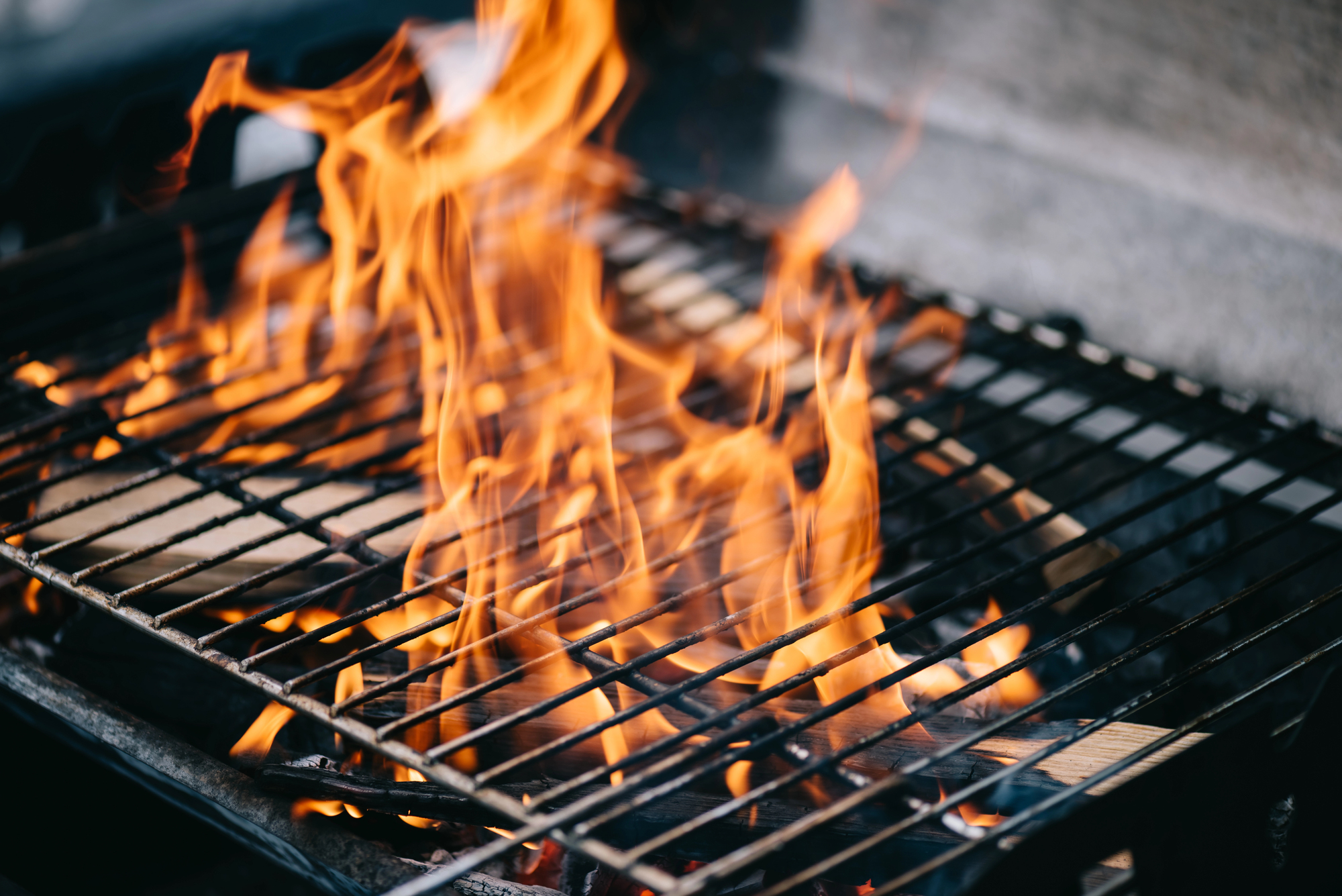 Flammen über einem Holzkohle-Grill