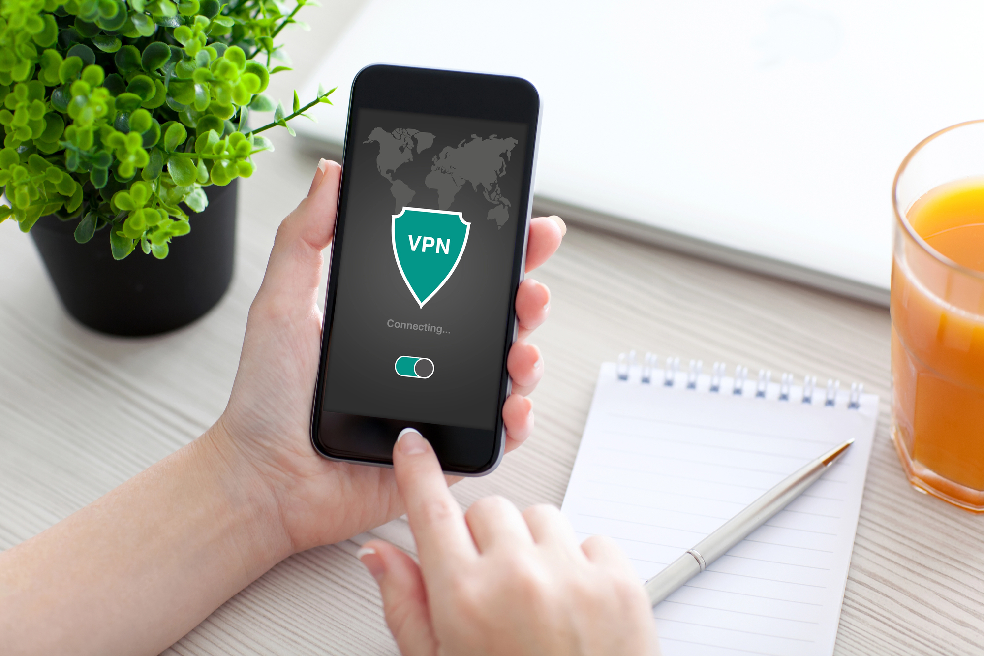 Ein VPN verschlüsselt die Verbindung bis zum VPN-Server. Es kann etwa den Fernzugriff auf das eigene Heimnetz absichern, verhindert aber nicht automatisch, dass Smart-Home-Geräte Daten an ihre Hersteller übertragen.