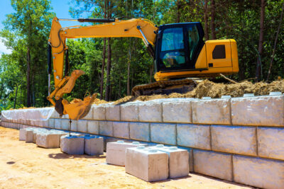 Stützmauer aus Betonblöcken: Wann sich massive Stapelsteine für den Garten eignen hangbefestigung-betonbloecke