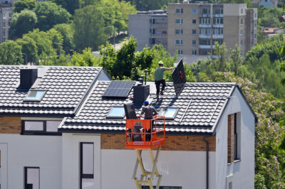 Dachsanierung löst PV-Pflicht aus: Mit diesen Zusatzkosten müssen Hausbesitzer rechnen photovoltaik-montieren